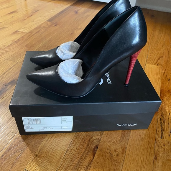 Donald J Pliner DMSX 7.5 Black Pumps Red Heels - Picture 2 of 8